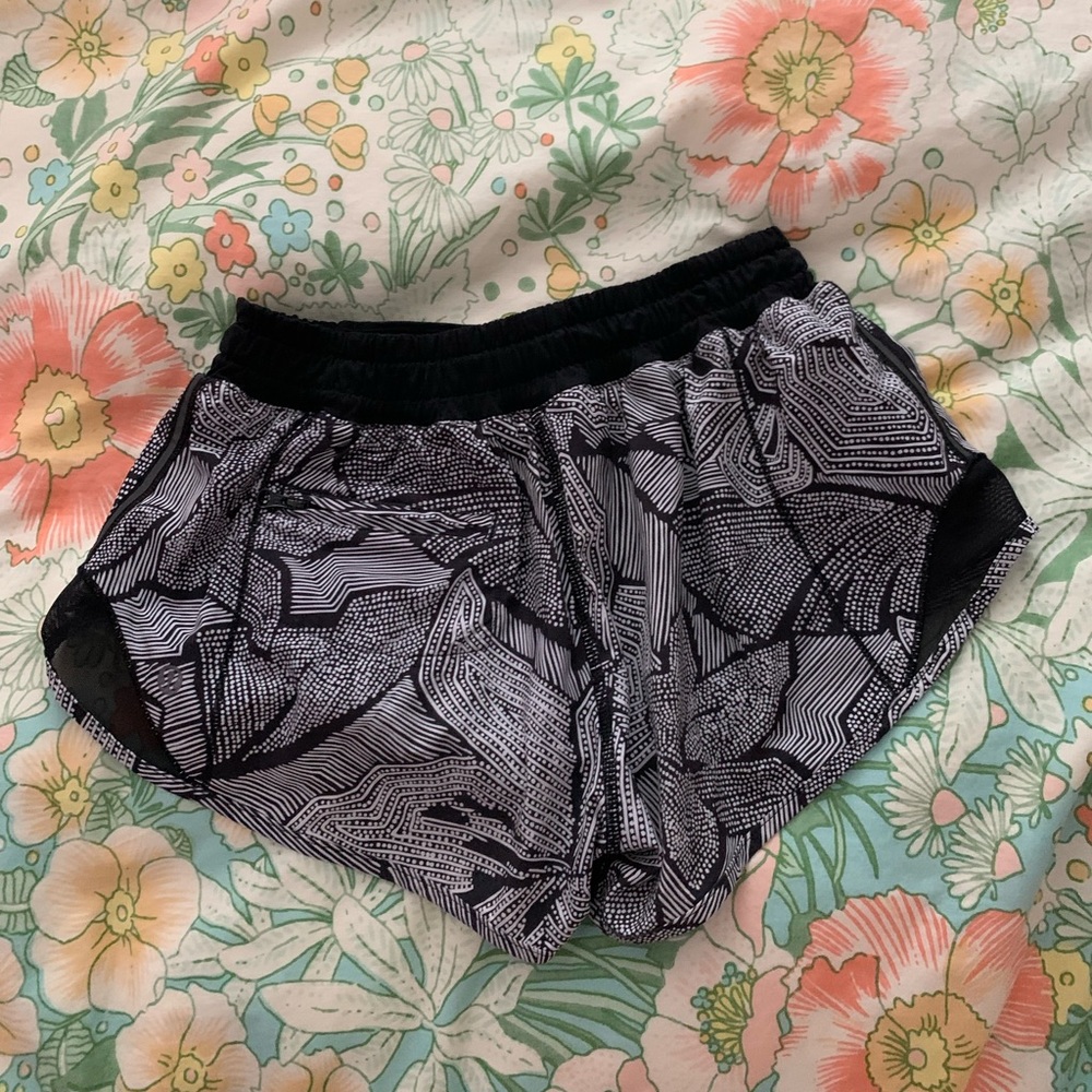 Lululemon Hotty Hot shorts 2.5” size 4
